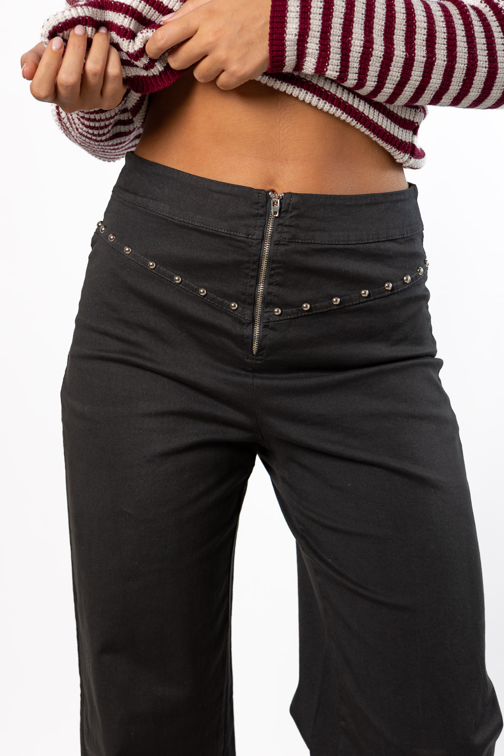 Pantalón Línea Tachuelas Gris Oscuro