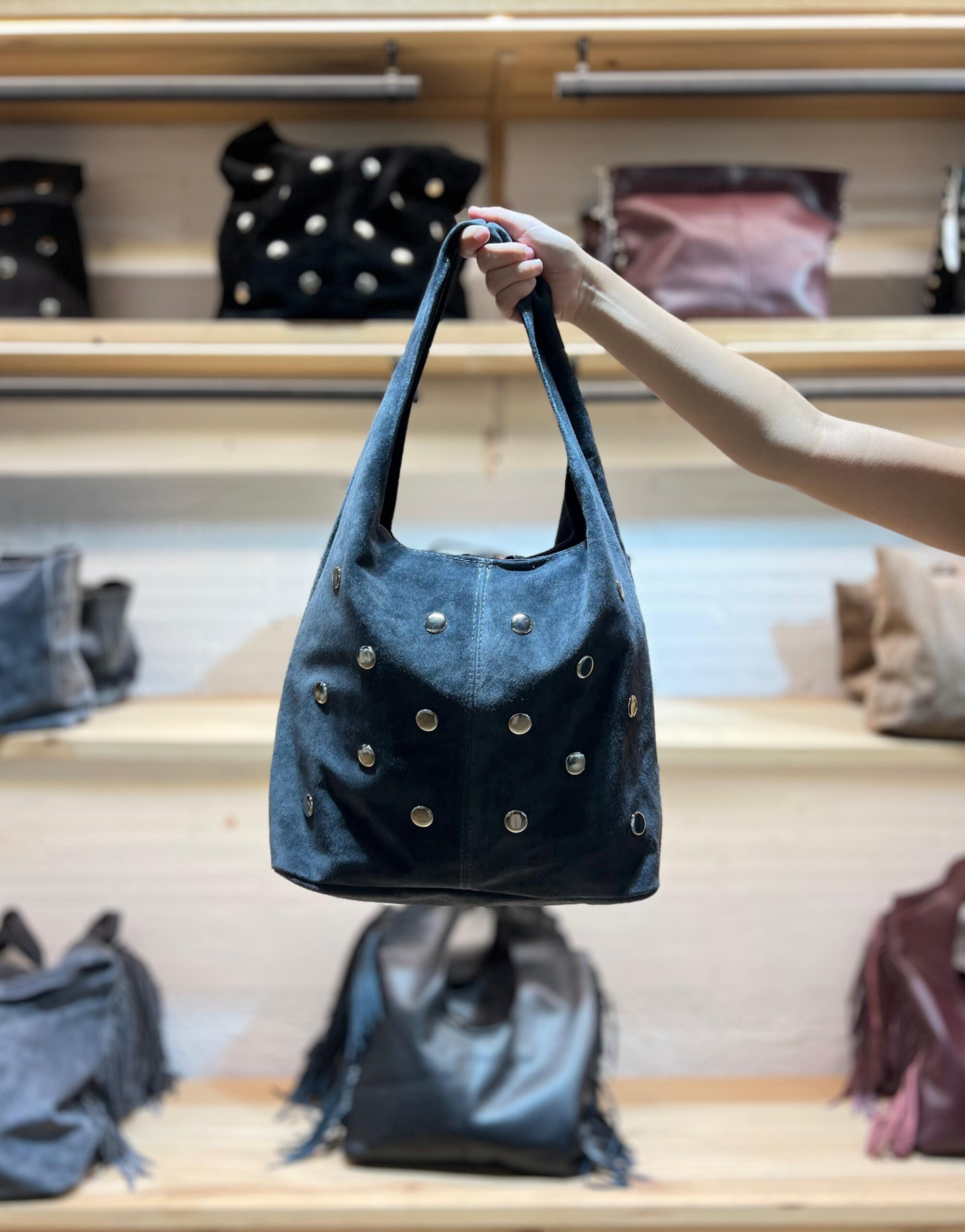 Bolso Antelina tachuelas gris Brookvile 3 scaled