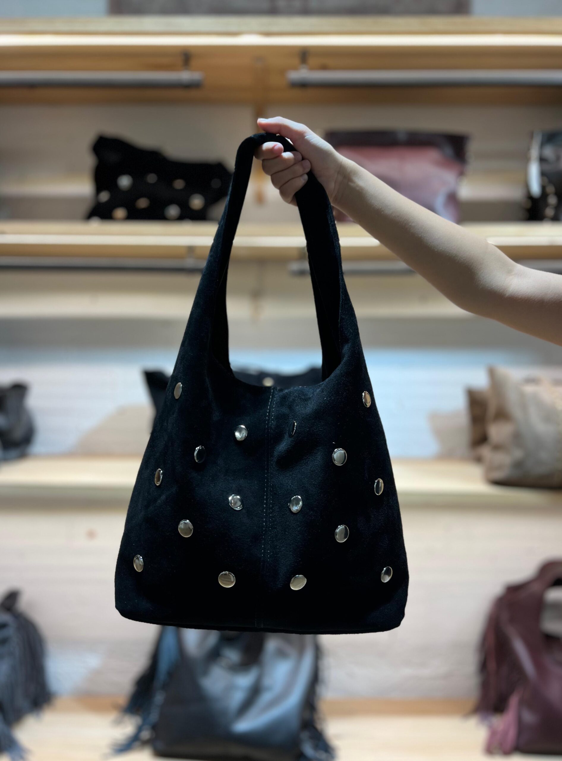 Bolso Antelina tachuelas negro Brookvile 1 scaled