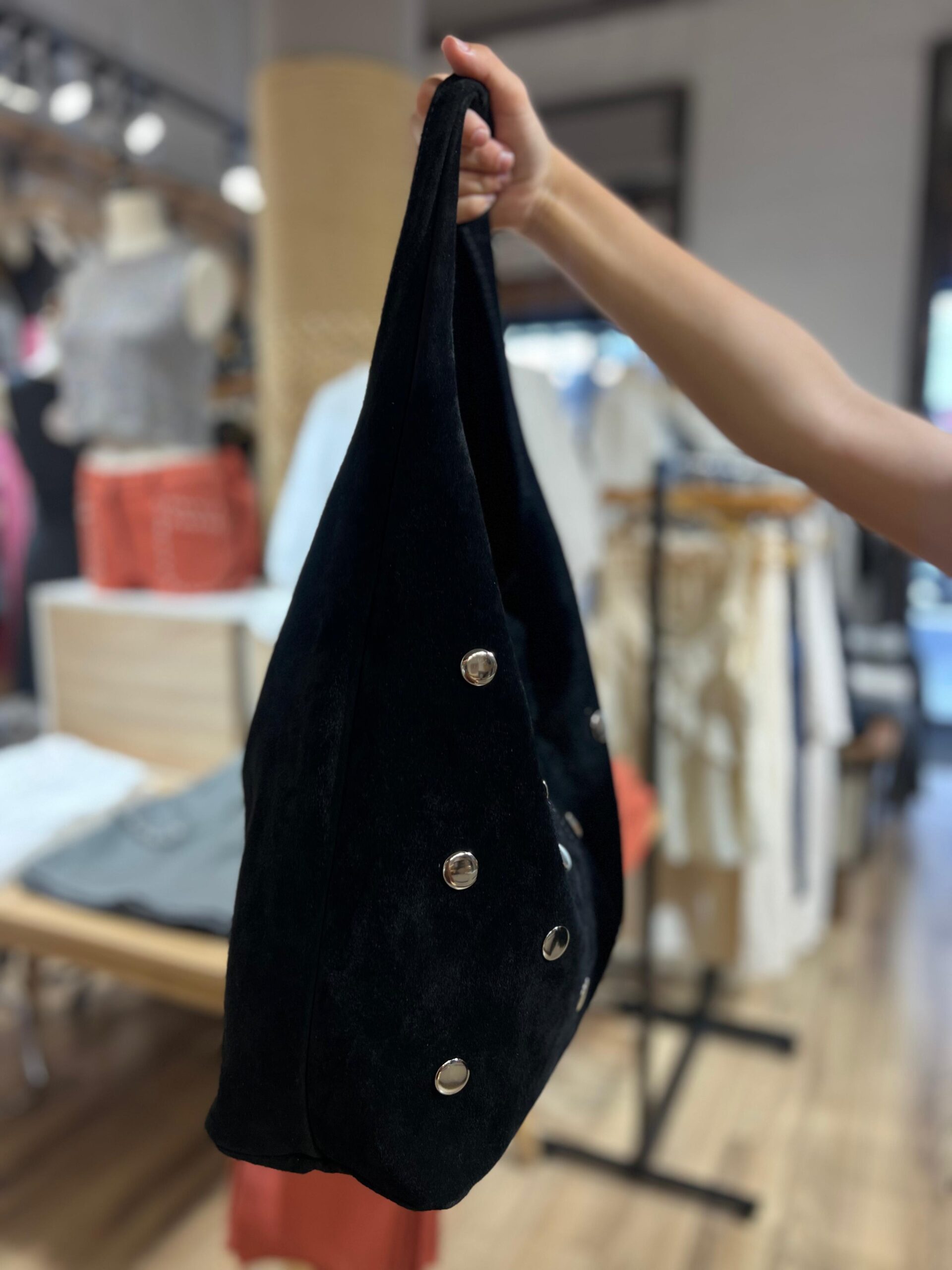 Bolso Antelina tachuelas negro Brookvile 3 scaled