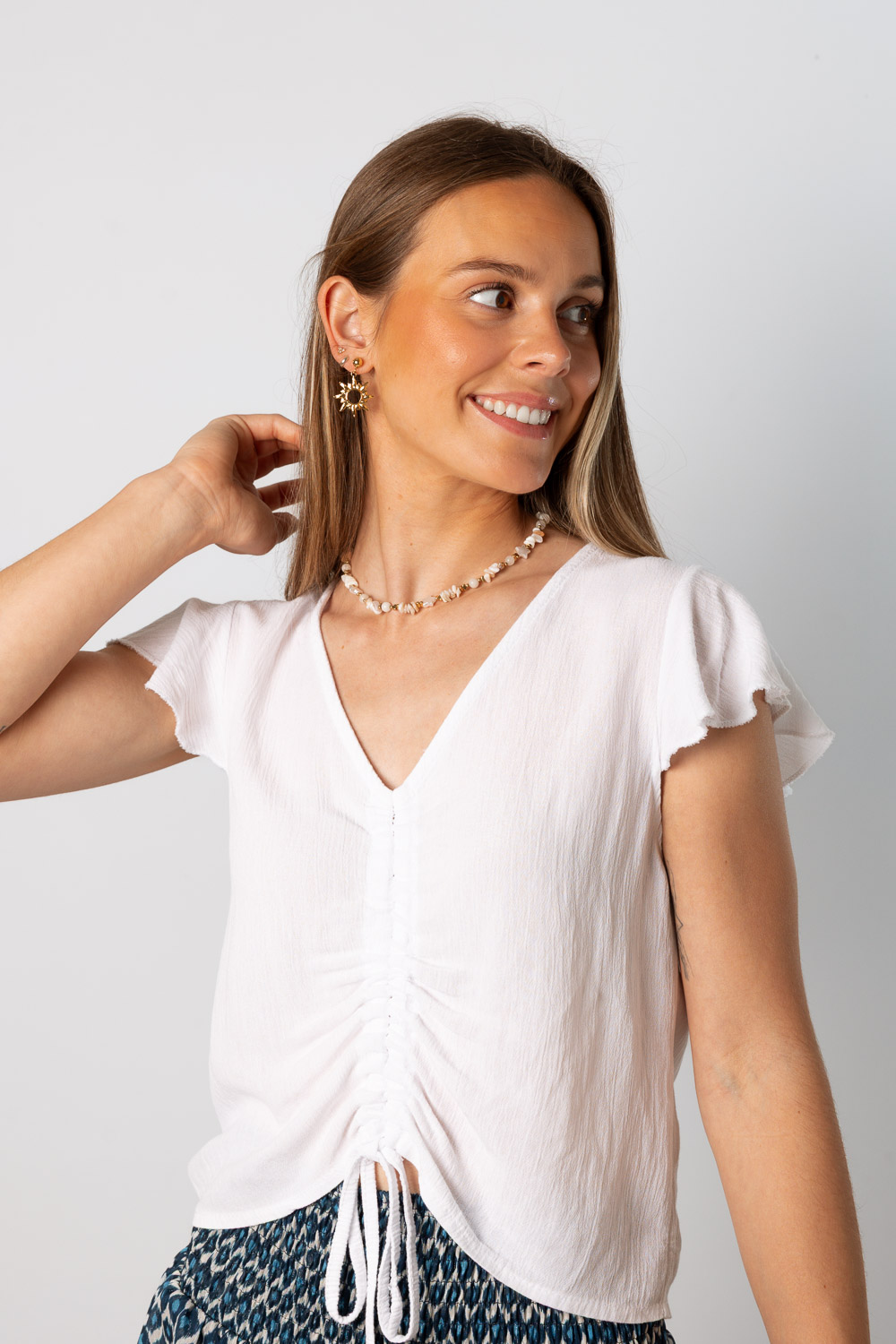 Blusa fruncida lazada manga corta volante blanca brookville