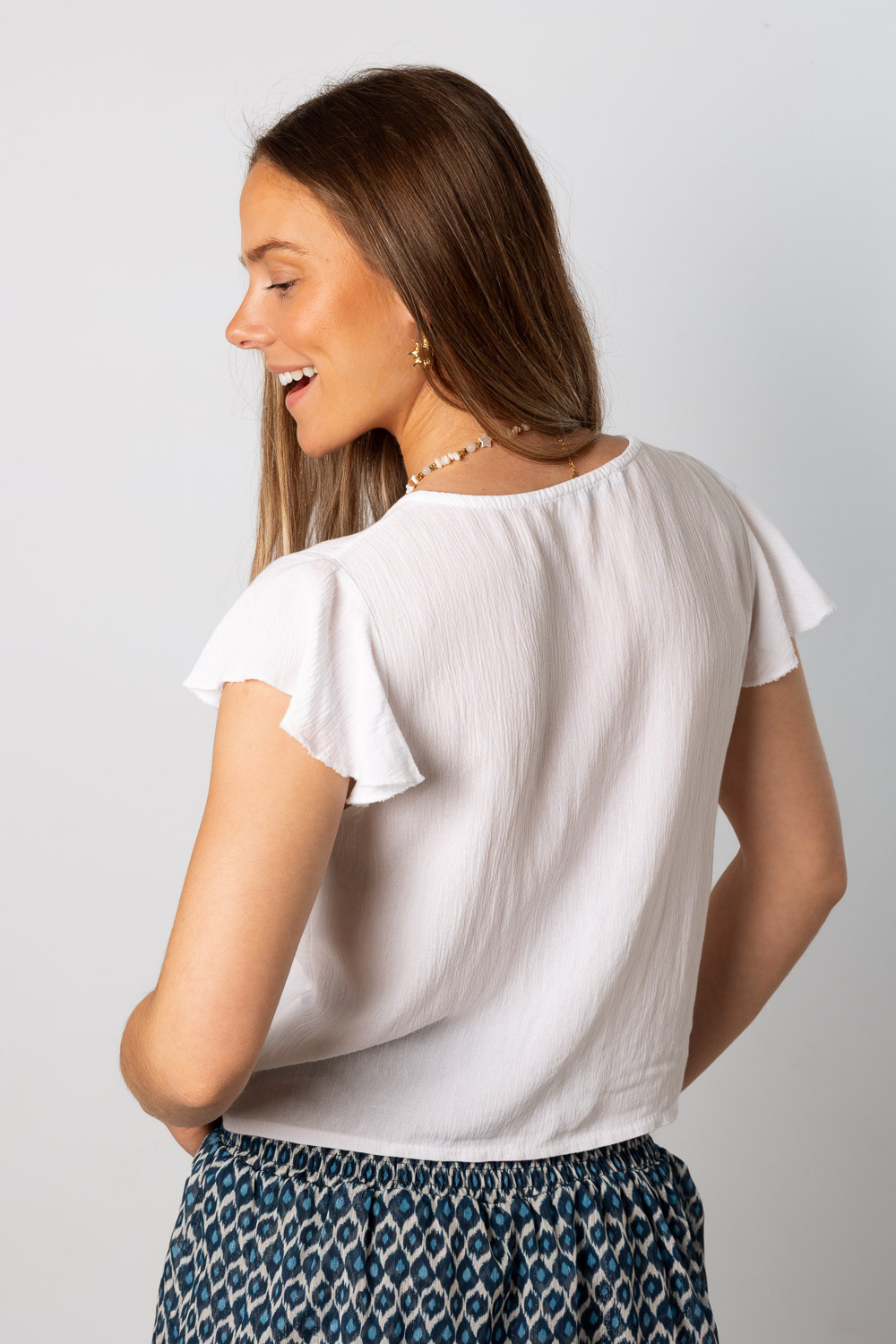 Blusa fruncida lazada manga corta volante blanca brookville