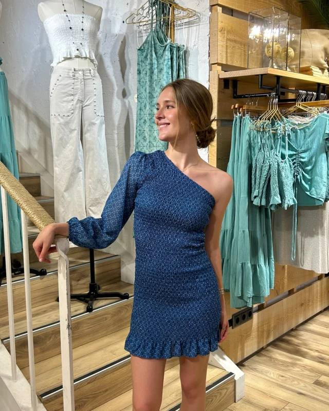 El detalle de una sola manga, el corte perfecto y ese color que tanto favorece… Este vestido lo tiene TODO💙

Amiga, hazme caso: píllatelo YA porque está volando… y no vuelve!🫣🙌🏼

Después no digas que no te avisé😏😉

#dress #summer #looks #girls #casual #outfits