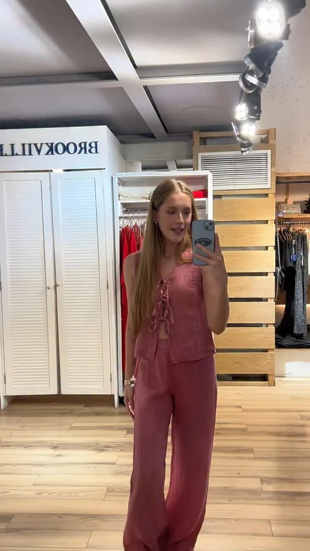 🎙️“Salimos a la calle a preguntar: ¿Plan de finde?” Spoiler: TODAS dijeron lo mismo… Exámenes!!📚

💡Pero si hay que estudiar, se estudia… PERO CON ESTILO😏

👇🏼Aquí van 4 looks comfy que no te pueden faltar para tus días de estudio (o para clavar ese examen con mucho estilo)😎

Elige tu favorito, fíchalo en web o tiendas físicas y arrasa en tus exámenes!!!🍀🍀

#examenes #finales #girls #looks #fyp #comfy #casual #📚