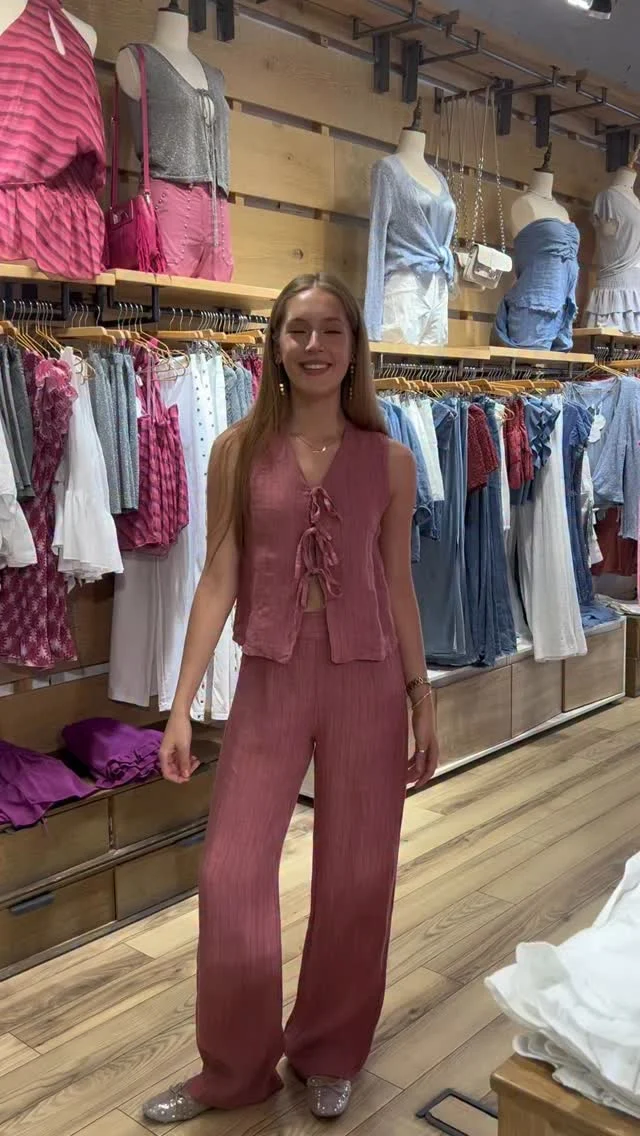 🎤Y salimos a la calle con una misión:

DESCUBRIR EL IMPRESCINDIBLE DEL VERANO!☀️😎

Spoiler alert: este verano va de shorts😏🙌🏼

#shorts #fyp #newin #summer #looks #girls #friends #style